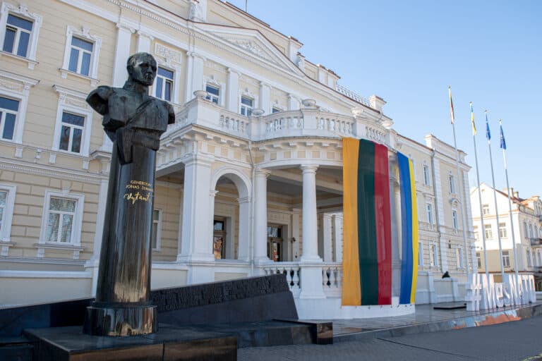 Mažiau biurokratijos, daugiau investicijų, greitesnė gynybos pramonės plėtra – KAM siekia palankesnių sąlygų gynybos pramonei | LR Krašto apsaugos ministerija